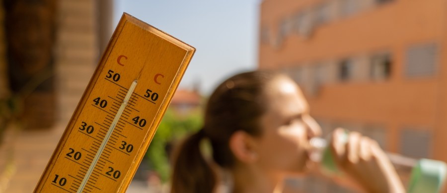 "Pamiętajmy o regularnym piciu wody w najbliższych dniach" - apeluję lekarze. Przed nami fala upałów. We wtorek w południowo-zachodniej Polsce termometry wskażą nawet 33. stopnie Celsjusza. Upały wrócą w czasie tego weekendu w południowej i centralnej Polsce. Razem ze specjalistami sprawdzamy, jak nadchodzące gorące dni spędzić zdrowo i bezpiecznie.