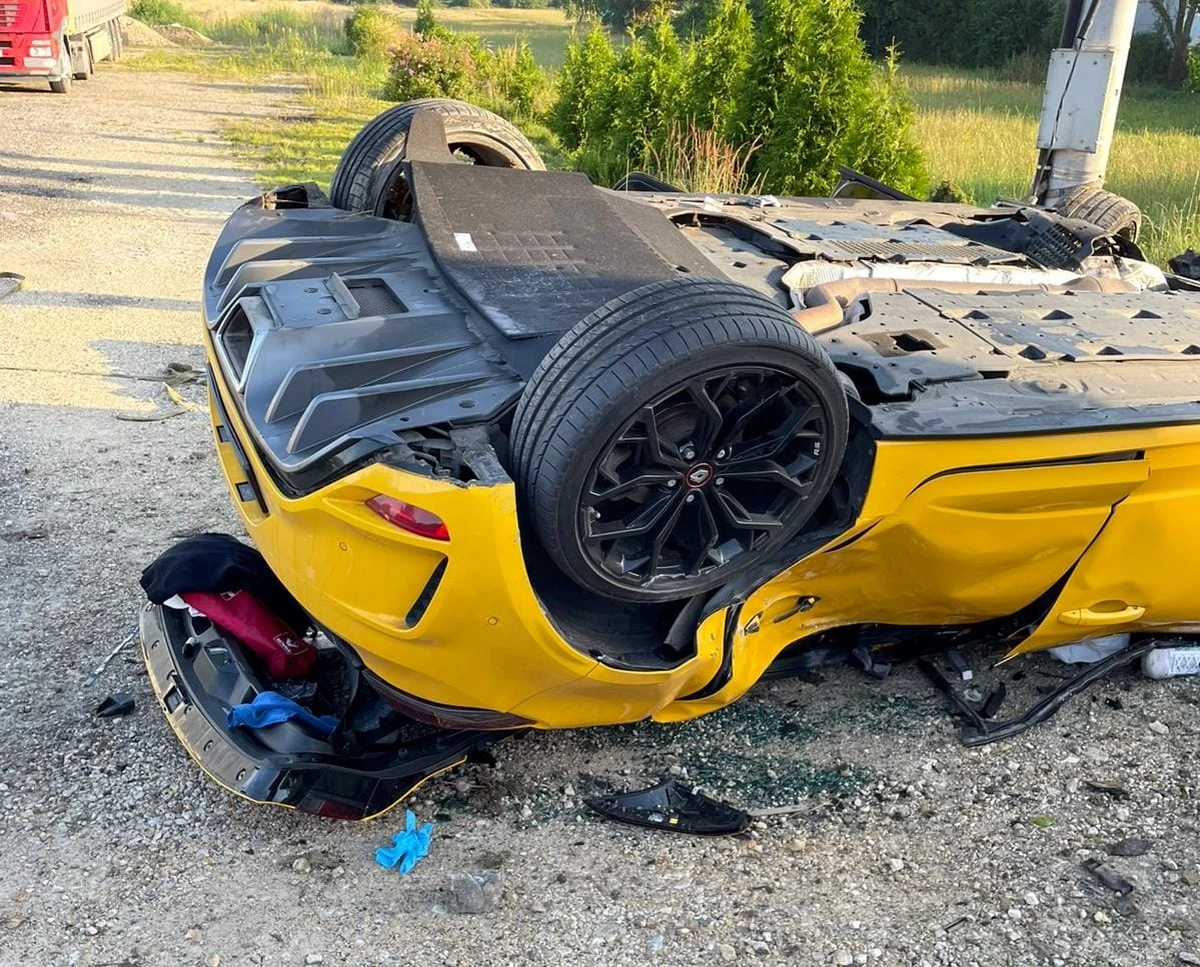 Trzej młodzi mężczyźni, w wieku 17, 21 i 23 lata, zginęli w wypadku w miejscowości Harmęże koło Oświęcimia. Do tragicznego zdarzenia doszło nad ranem na gminnej drodze. 