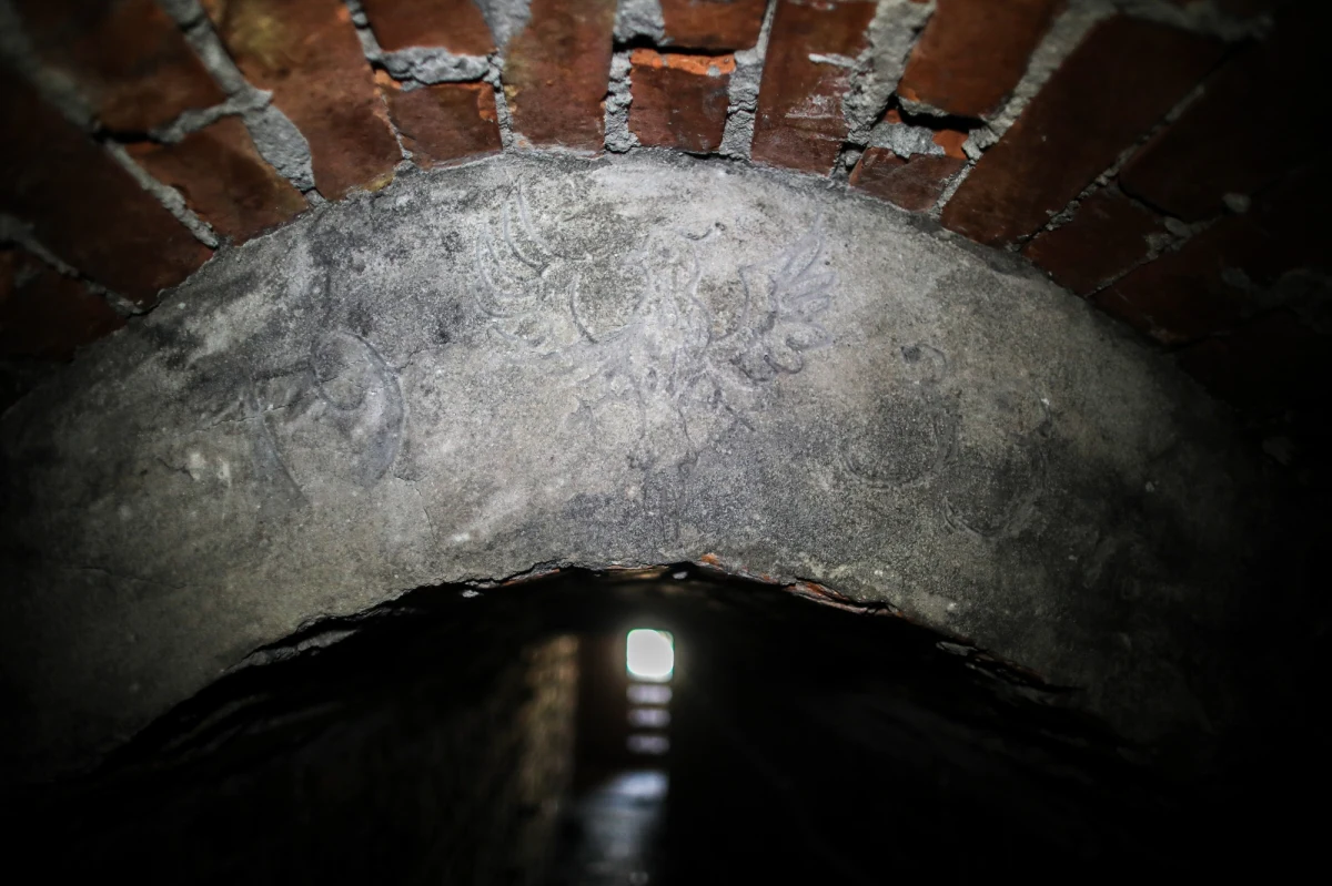 Tunel, który został odnaleziony pod ruinami Pałacu Saskiego, to najbardziej tajemnicze miejsce na Placu Piłsudskiego w Warszawie - powiedział rzecznik prasowy spółki Pałac Saski Sławomir Kuliński. Tunel znajduje się na około czterech metrach głębokości i nie ma go na żadnych planach, które posiadamy - dodał.