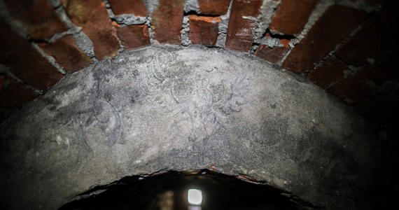 Tunel, który został odnaleziony pod ruinami Pałacu Saskiego, to najbardziej tajemnicze miejsce na Placu Piłsudskiego w Warszawie - powiedział rzecznik prasowy spółki Pałac Saski Sławomir Kuliński. Tunel znajduje się na około czterech metrach głębokości i nie ma go na żadnych planach, które posiadamy - dodał.
