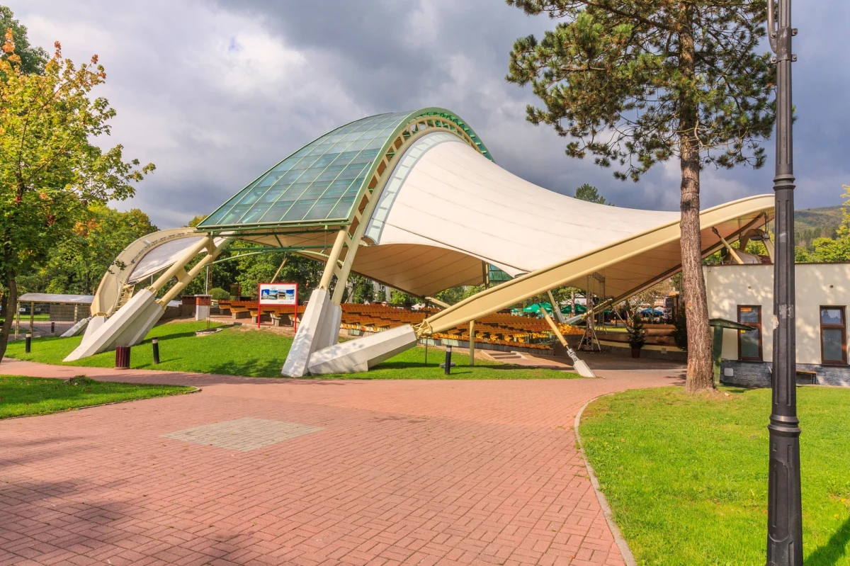 W połowie września rozpocznie się pierwszy etap rozbudowy zaplecza amfiteatru w Wiśle, areny głównych wydarzeń kulturalnych i społecznych – poinformował PAP burmistrz beskidzkiego kurortu Tomasz Bujok. Prace mają się zakończyć jesienią przyszłego roku.