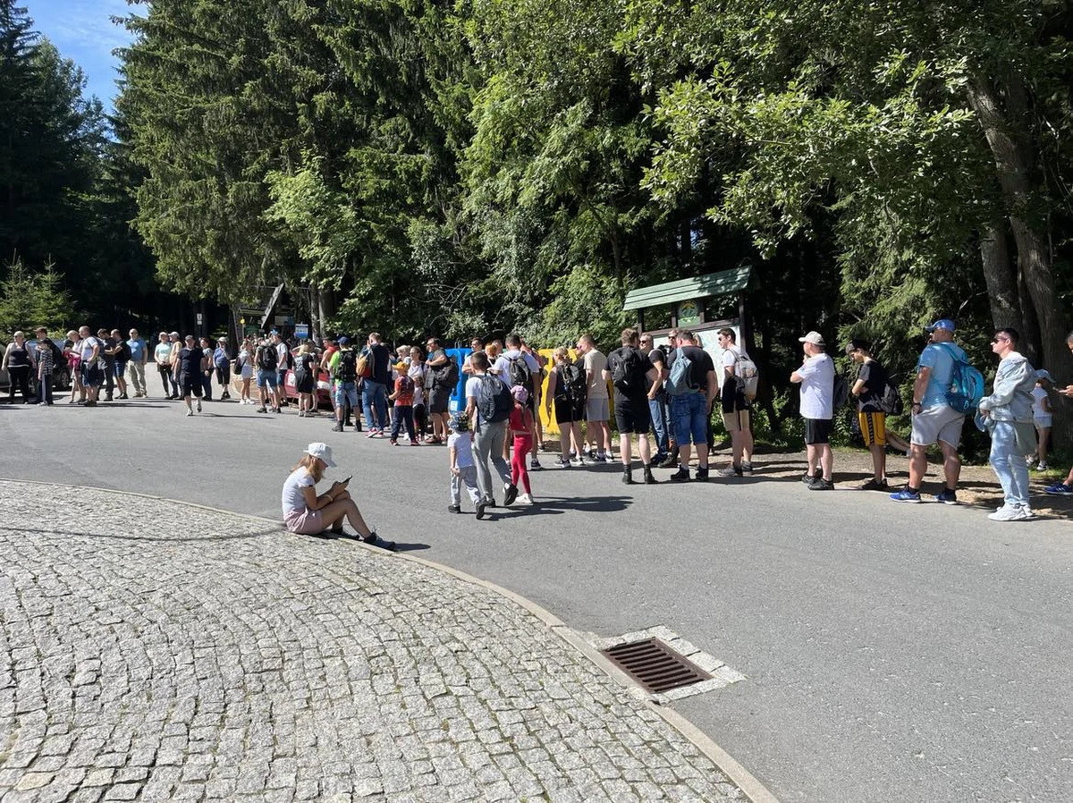 ​Długi weekend i długa kolejka. Dużo turystów ustawiło się przed dolną stacją wyciągu na Kopę w Karpaczu na Dolnym Śląsku. Do miasta zjechało dużo turystów. Hotelarze mówią o wypełnionych hotelach. Gościom dopisuje też pogoda.