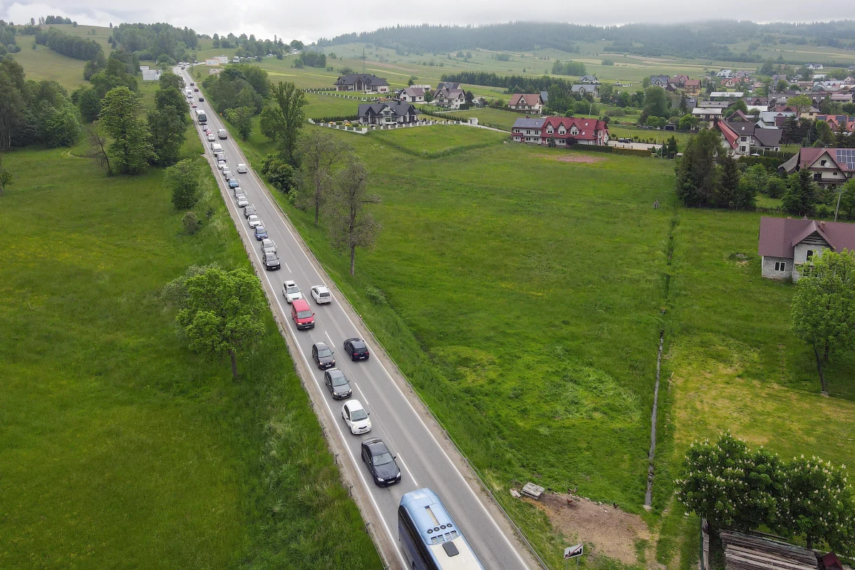 Rozpoczął się długi sierpniowy weekend i wielu turystów ruszyło w Tatry. Na popularnej zakopiance pomiędzy Chabówką a Nowym Targiem utworzył się 10-kilometrowy korek. Spowolniony jest także ruch w samym Zakopanem.