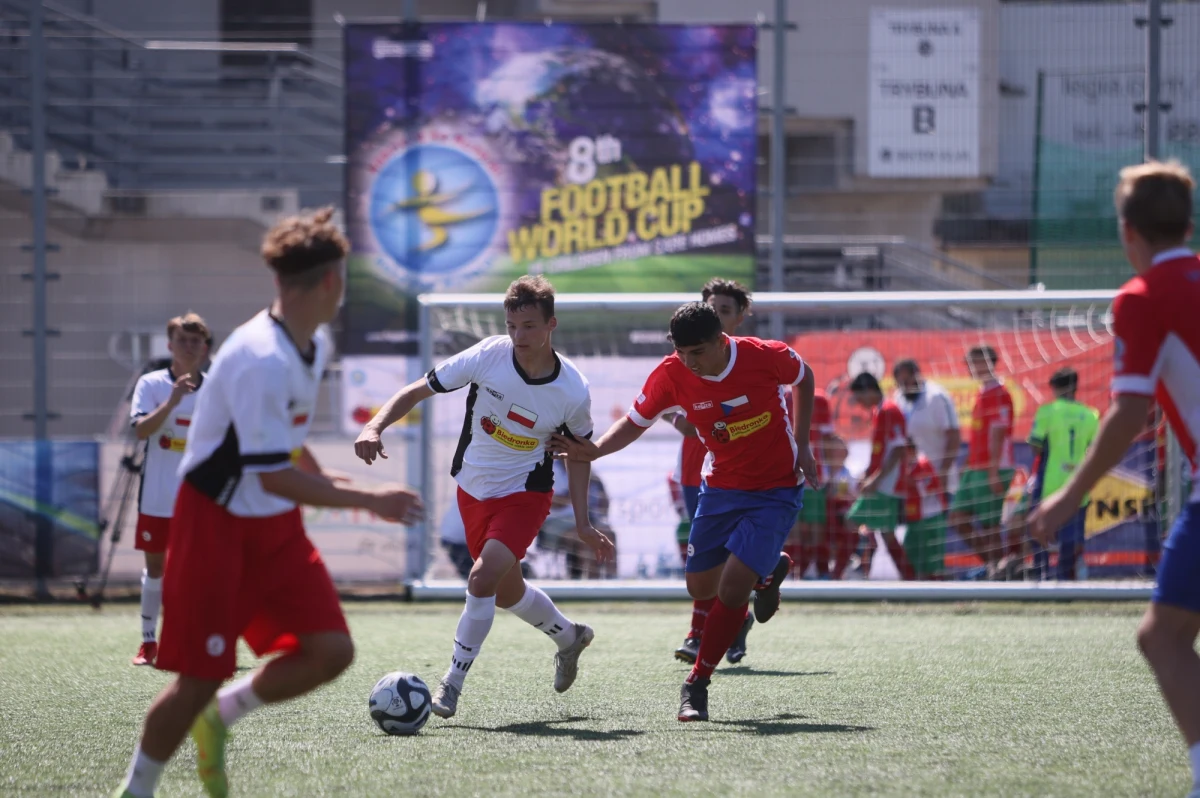 W sobotę na płycie głównego boiska Legii Warszawa zainaugurowano 8. Mistrzostwa Świata Dzieci z Domów Dziecka w Piłce Nożnej. Biorą w nich udział drużyny z 21 krajów. Reprezentację Polski wyłoniono z najlepszych zawodników podczas rozegranych w kwietniu 14. Mistrzostw Polski Dzieci z Domów Dziecka.