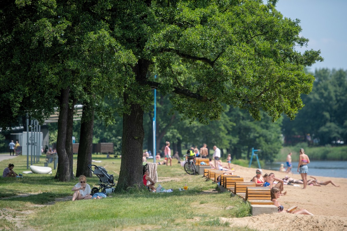 Instytut Meteorologii i Gospodarki Wodnej wydał ostrzeżenia drugiego stopnia o upale do 32 stopni Celsjusza w województwie łódzkim - alerty obowiązywać będą od niedzieli do środy w południowej części regionu i do czwartku na północy Łódzkiego.