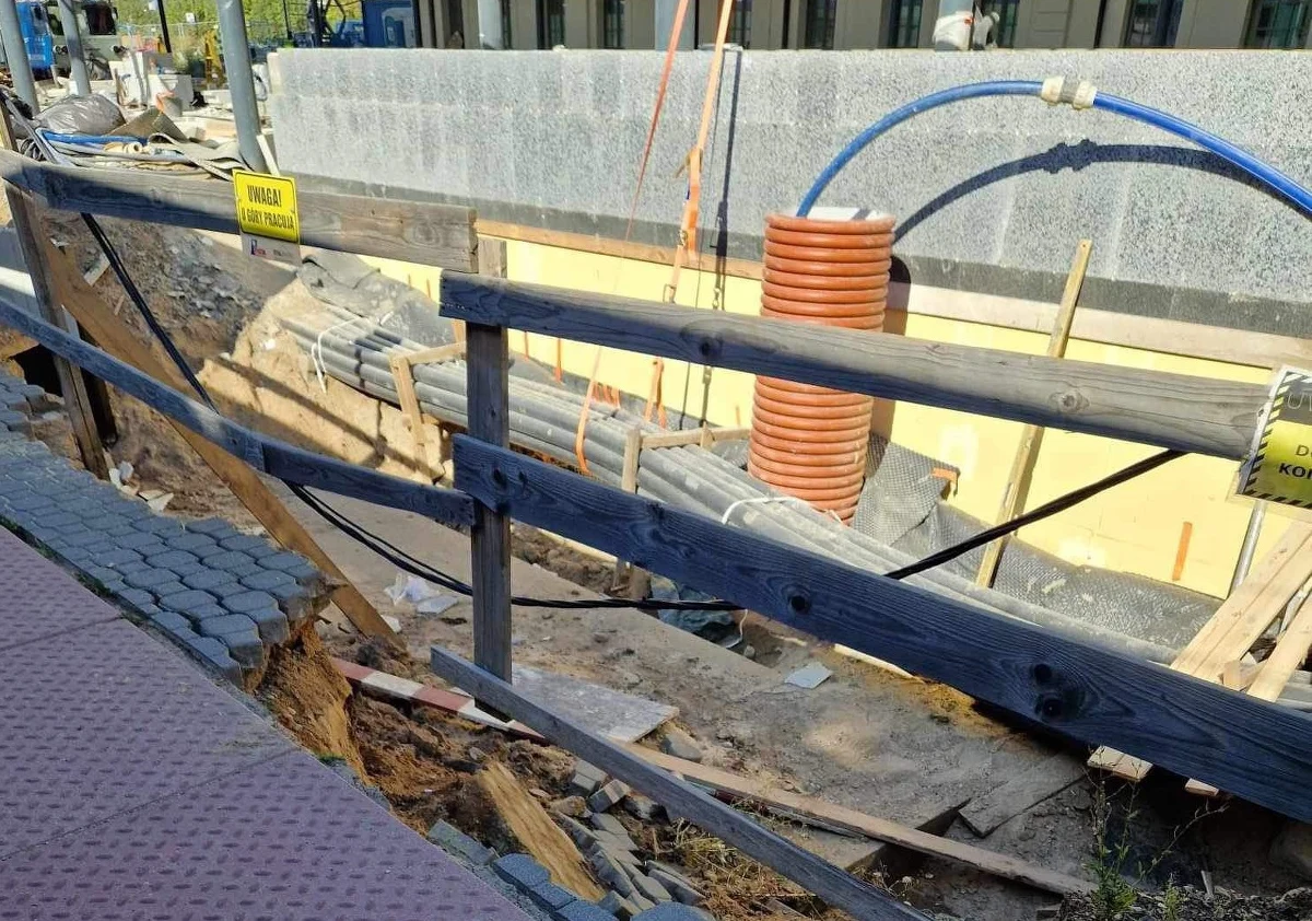 Dwie kobiety zostały lekko ranne na dworcu kolejowym w Białymstoku, po tym jak osunęła się skarpa na tymczasowym peronie remontowanego obiektu. 
Jedna z poszkodowanych trafiła do szpitala.