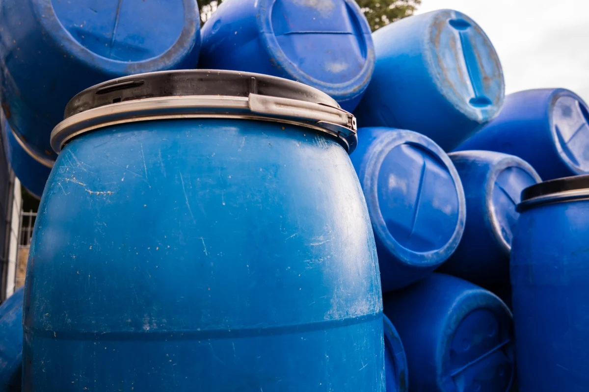 Ponad 100 beczek z substancją nieznanego pochodzenia ujawnili przy ul. Krzemienieckiej wrocławscy strażnicy miejscy. Teren, na którym składowane są beczki należy do byłej drukarni. Straż pożarna pobrała próbki substancji do badań.