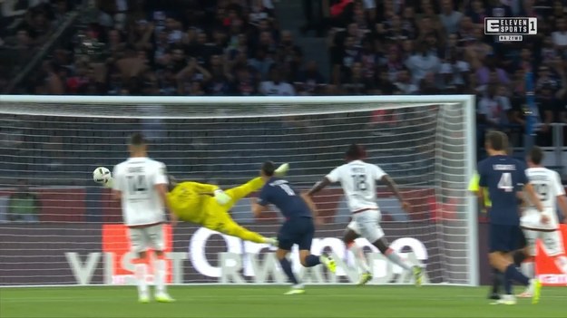 Skrót meczu Paris Saint-Germain - FC Lorient 0-0. 

Paris Saint-Germain: Donnarumma – Hakimi, Danilo (C), Škriniar, Hernández (82. Marquinhos) – Zaïre-Emery, Ugarte, Vitinha (68. Ruiz) – Asensio (68. Soler), Ramos, Lee Kang-in (82. Ekitiké).
Rezerwowi: Navas, Tenas – Kurzawa, Ndour, Gharbi.
Trener: Luis Enrique

FC Lorient: Mvogo – Kalulu, Talbi, Laporte, Le Goff (80. Yongwa) – Le Bris, Meïté – Makengo (59. Ponceau), Abergel (C), Faivre – Dieng (59. I. Koné).
Rezerwowi: Mannone – F. Mendy, Innocent, Kroupi, Pagis, D. Sylla.
Trener: Régis Le Bris