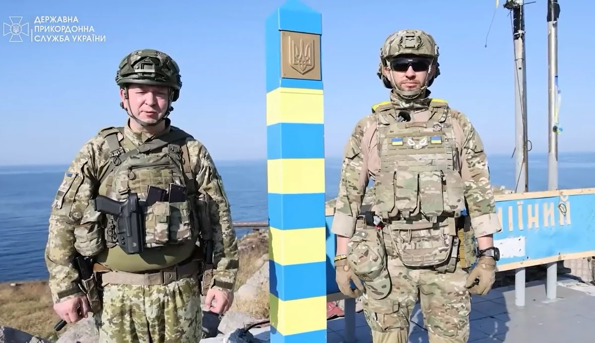 Ukraiński oddział straży granicznej wraz z żołnierzami postawił znak graniczny na wyzwolonej Wyspie Węży na Morzu Czarnym – poinformował dowódca ukraińskiej straży granicznej Serhij Dejneko na Facebooku.