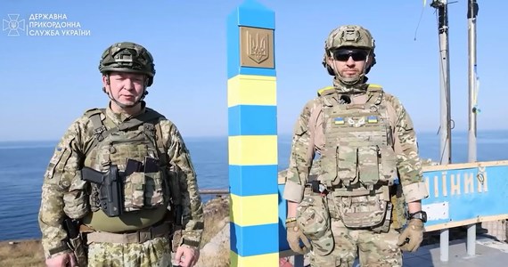 Ukraiński oddział straży granicznej wraz z żołnierzami postawił znak graniczny na wyzwolonej Wyspie Węży na Morzu Czarnym – poinformował dowódca ukraińskiej straży granicznej Serhij Dejneko na Facebooku.
