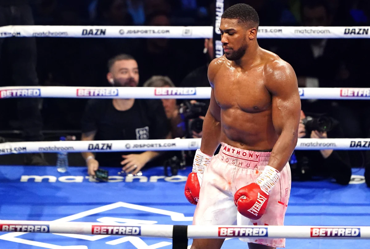 Były bokserski mistrz świata w wadze ciężkiej Brytyjczyk Anthony Joshua pokonał w Londynie fińskiego weterana Roberta Heleniusa w walce, której stawką nie był żaden tytuł. Starcie zakończyło się brutalnym nokautem. 