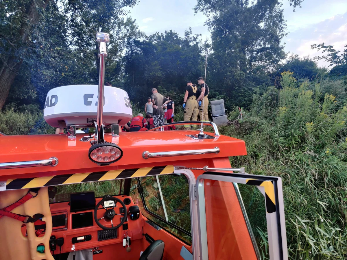 ​Dwaj mężczyźni, którzy pływali w sobotę wieczorem kajakiem na Odrze za rozlewiskiem Bajkał, zahaczyli o żyłki wędkarzy i wpadli do wody. Jeden z nich, pomimo podjętej reanimacji, zmarł.