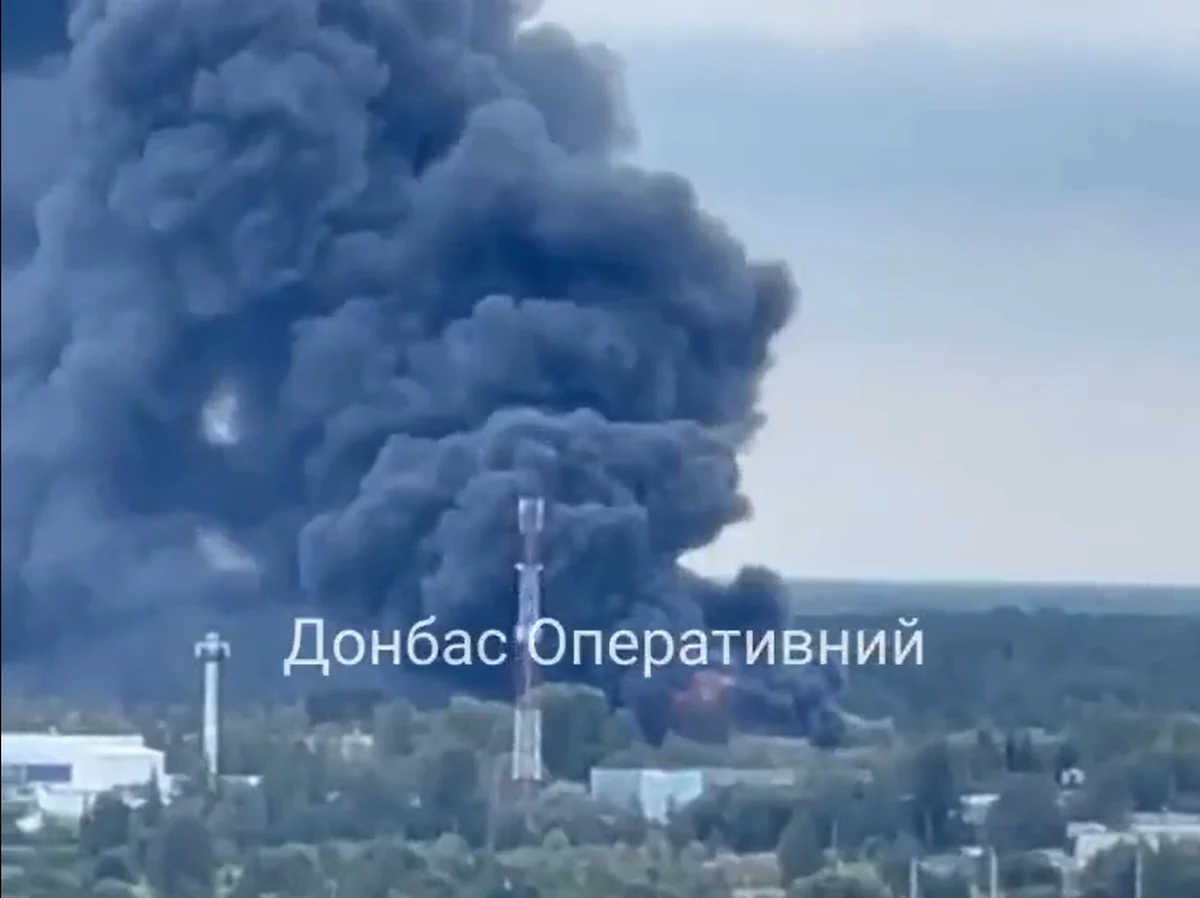 Duży pożar wybuchł w magazynie z nawozami w mieście Ramienskoje niedaleko Moskwy. Ogień objął powietrznię 1800 metrów kwadratowych. W mediach społecznościowych są nagrania, na których widać gęsty czarny dym i płomienie. 