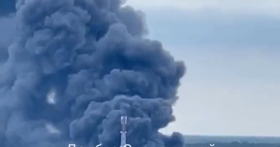 Duży pożar wybuchł w magazynie z nawozami w mieście Ramienskoje niedaleko Moskwy. Ogień objął powietrznię 1800 metrów kwadratowych. W mediach społecznościowych są nagrania, na których widać gęsty czarny dym i płomienie. 