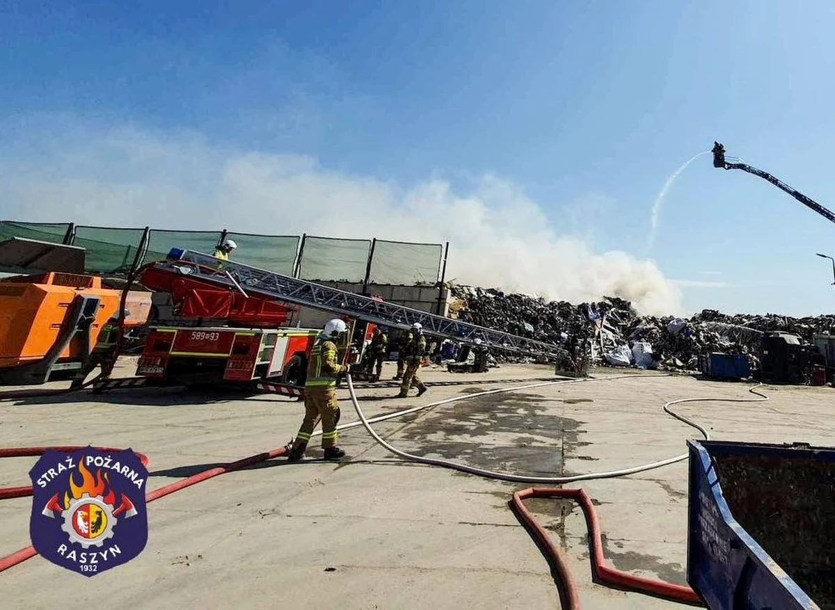 Pożar na składowisku odpadów w miejscowości Sokołów pod Pruszkowem. Strażacy usiłują ograniczyć teren pożaru. Nie ma osób poszkodowanych.