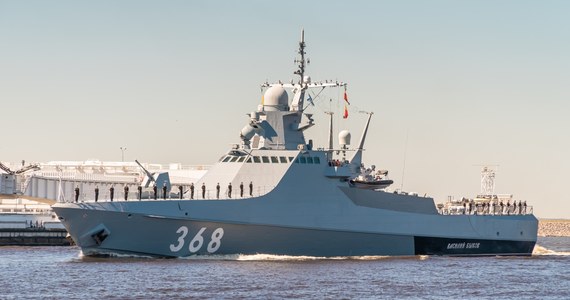 Rosyjski okręt wojenny oddał w niedzielę strzały ostrzegawcze w kierunku statku handlowego pod banderą Palau, który zmierzał na Morzu Czarnym w kierunku Ukrainy. Informację na ten temat podała agencja Reutera, powołując się na rosyjski resort obrony.