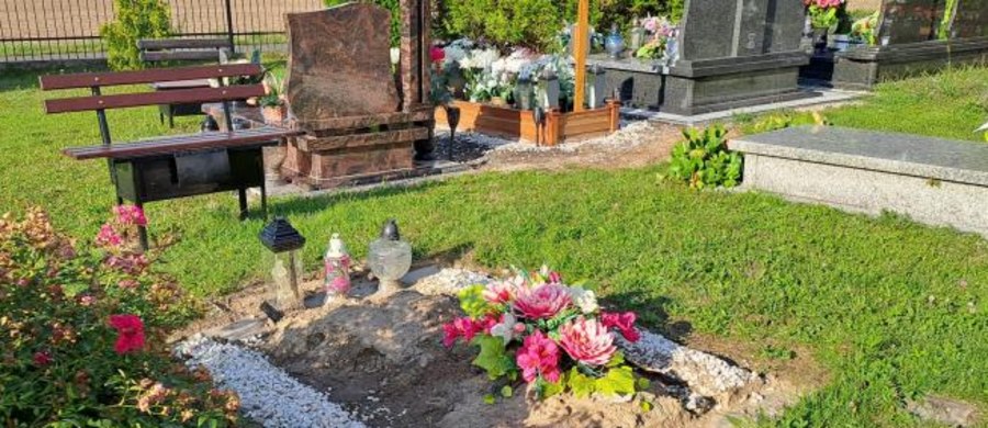 Funkcjonariusze z Komendy Powiatowej Policji w Lubinie na Dolnym Śląsku szukają świadków, jak piszą - "skandalicznego przestępstwa". Z cmentarzy w kilku miejscowościach powiatu lubińskiego skradziono całe nagrobki. Mundurowi proszą też o sygnały, jeśli ktoś zauważy przy cmentarzach podejrzanie zachowujące się osoby.