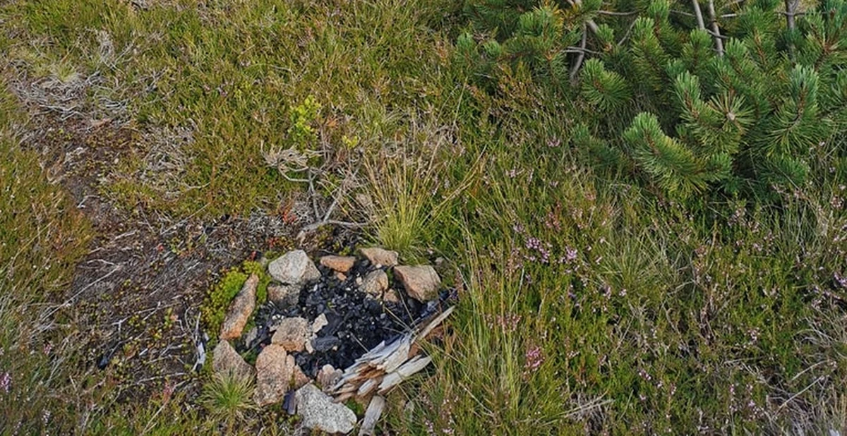 "Bezmyślność czy coś jeszcze gorszego?"  - to pytanie zadaje Karkonoski Park Narodowy. Ktoś rozpalił na jego terenie ognisko, a jest to zabronione. KPN poinformował o tym na swoim profilu w mediach społecznościowych.