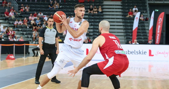 Polscy koszykarze pokonali Węgrów 83:81 (19:19, 19:13, 21:28, 24:21) w meczu otwierającym turniej prekwalifikacyjny do igrzysk olimpijskich w Paryżu (2024). W drugim niedzielnym spotkaniu Bośnia i Hercegowina zagra z Portugalią.