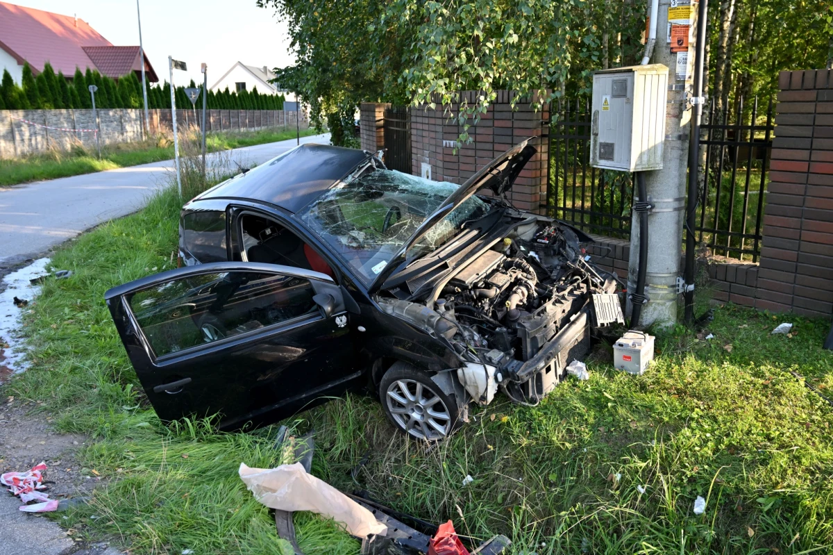 Dwie osoby zginęły, gdy w Kielcach na skrzyżowaniu ulicy Kleckiej i Dymińskiej zderzyły się samochód osobowy z autobusem. 29-letni kierowca osobowego citroena najprawdopodobniej nie ustąpił pierwszeństwa.