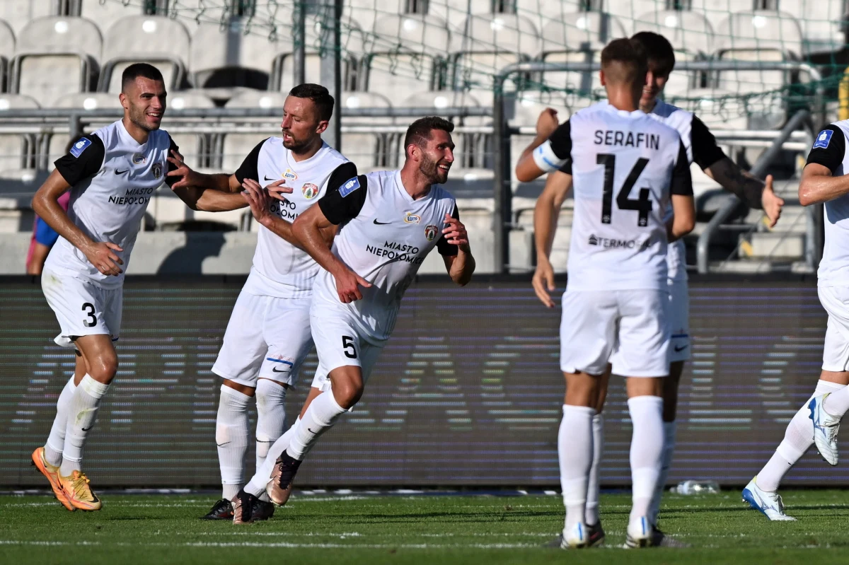 "Jeden punkt na wyjeździe niby nie jest zły, ale cel na ten mecz był jasny - przyjechaliśmy do Krakowa wygrać" - stwierdził po meczu trener Legii Warszawa Kostja Runjaic. I rzeczywiście, sensacja stała się faktem. Beniaminek ekstraklasy Puszcza Niepołomice wydarł faworytom ze stolicy cenny punkt.