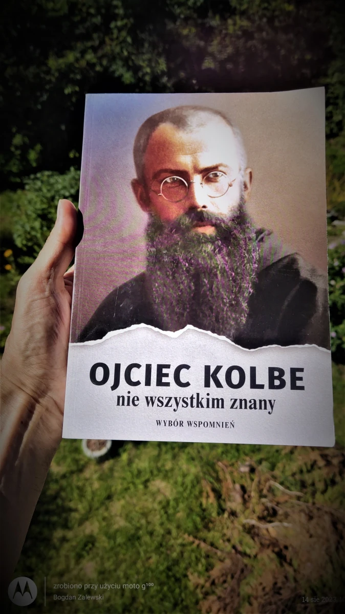 "To jest owoc jego życia, owoc jego postępowania" - tak ofiarę świętego Maksymiliana ocenia o. Ryszard Koczwara OFMConv. Franciszkanin z Niepokalanowa wpisuje w ten sposób poświęcenie życia dla drugiego człowieka, dokonane przez polskiego zakonnika w niemieckim obozie koncentracyjnym Auschwitz, we wzór zawarty w Ewangelii: „Nie może dobre drzewo wydać złych owoców, ani złe drzewo wydać dobrych owoców. Każde drzewo, które nie wydaje dobrego owocu, będzie wycięte i w ogień rzucone. A więc: poznacie ich po owocach”. Dziś - 14 sierpnia 2023 roku - mija 82. rocznica męczeńskiej śmierci Franciszkanina. O jego życiu nasyconym niezwykłymi darami dla świata i jego końcu w głodowej celi rozmawiałem z franciszkańskim współbratem świętego. Kanwą mojego telefonicznego dialogu z o. Ryszardem, który w tym celu przystanął dla mnie na kilkanaście minut w swojej pielgrzymce na Jasną Górę (serdecznie dziękuję!), była unikatowa książka "Ojciec Kolbe nie wszystkim znany. Wybór wspomnień".    