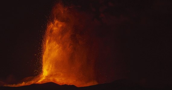 Wczoraj późnym popołudniem rozpoczęła się erupcja Etny. W kolejnych godzinach sycylijski wulkan dał prawdziwe show, wyrzucając z siebie wysokie na kilkaset metrów fontanny lawy.