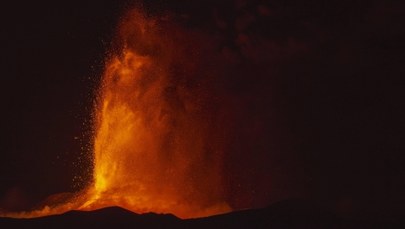 Erupcja włoskiej Etny. Zobacz spektakularne fontanny lawy [WIDEO]