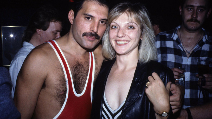 Srebrna bransoletka w kształcie węża, którą Freddie Mercury nosił na teledysku "Bohemian Rhapsody", została sprzedana w środę na aukcji w Londynie za 815 tys. euro, najwyższą kwotę zapłaconą kiedykolwiek za pojedynczą sztukę biżuterii, należąca do gwiazdy rocka - poinformowała agencja AP.