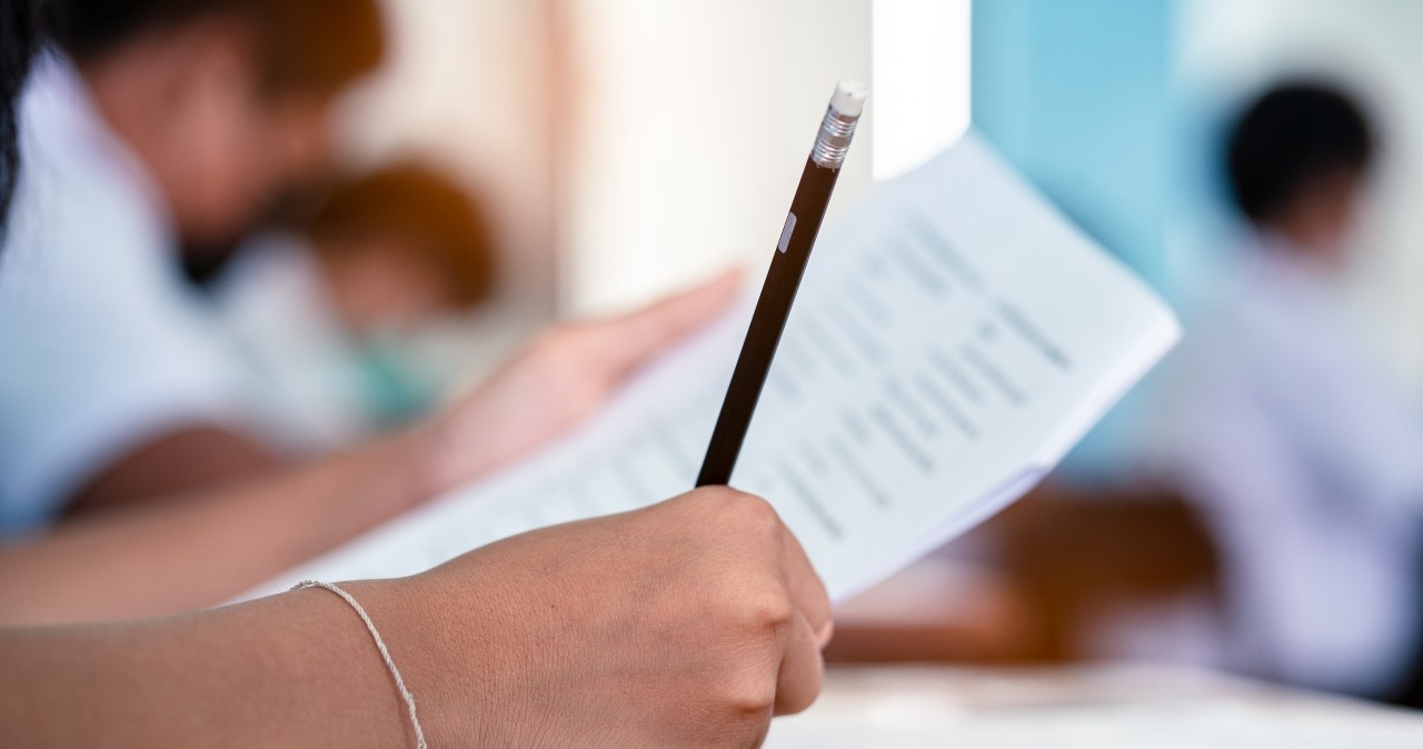 Skandal na egzaminach wstępnych z AI. 150 tysięcy kandydatów ma problem