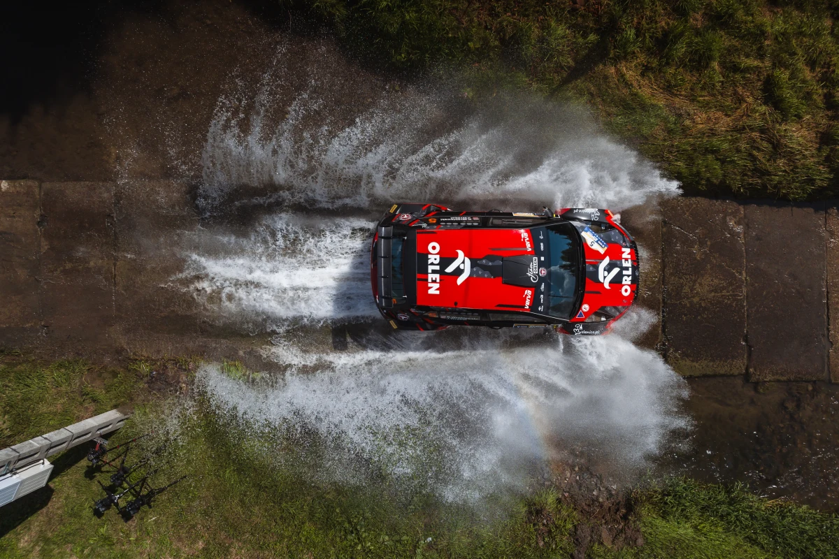 W miniony weekend odbył się MARMA 32. Rajd Rzeszowski, który przyniósł znakomite rezultaty dla Kacpra Wróblewskiego i Jakuba Wróbla - ORLEN Team, uczestników Rajdowych Samochodowych Mistrzostw Polski (RSMP). Po blisko 10 miesiącach przerwy od rajdowej rywalizacji, Kacper i Kuba wsiedli do Skody Fabii Rally2 evo z determinacją, odnosząc duży sukces na trasach tej prestiżowej imprezy. Rajdowy duet uplasował się na 2-gim miejscu w klasyfikacji generalnej RSMP. Mimo długiej przerwy, na 9 z 11 odcinków specjalnych zanotowali czasy na podium, w tym odnieśli zwycięstwo na ostatnim, dodatkowo punktowanym odcinku Power Stage.