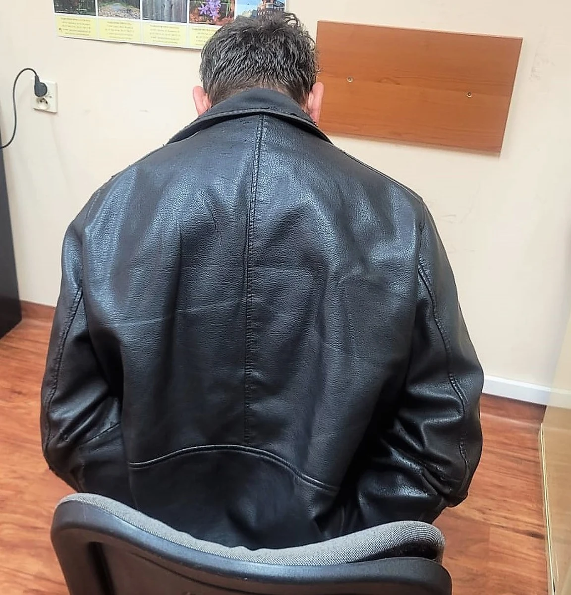 Do pięciu lat więzienia grozi 50-letniemu kierowcy z gminy Złotów (woj. wielkopolskie), który został zatrzymany przez policjantów po pościgu. Mężczyzna był pijany, ma aktywne trzy zakazy prowadzenia, a jego auto miało fałszywą tablicę rejestracyjną.