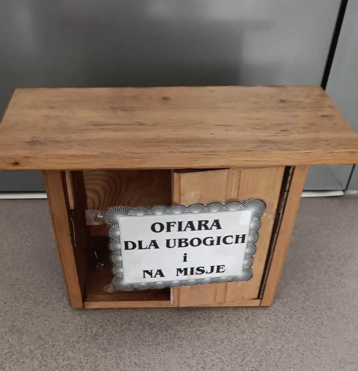 Policjanci zatrzymali 49-latka, który włamał się do skarbony w jednym z kościołów na terenie Nowego Sącza i ukradł z niej pieniądze. Sprawcy, za kradzież z włamaniem, grozi do 10 lat pozbawienia wolności.
