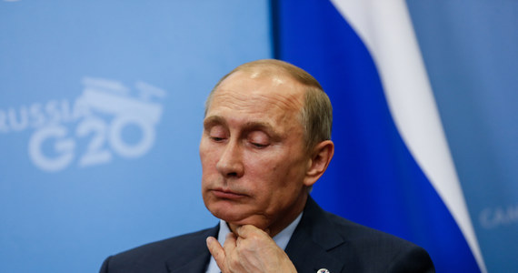 Rosyjska waluta przebiła psychologiczna barierę - za jednego dolara trzeba dziś zapłacić ponad sto rubli. To najgorszy wynik od kilkunastu miesięcy. Ostatni raz rosyjska waluta była tak słaba tuż po rozpoczęciu pełnoskalowej inwazji wojsk Władimira Putina na Ukrainę.