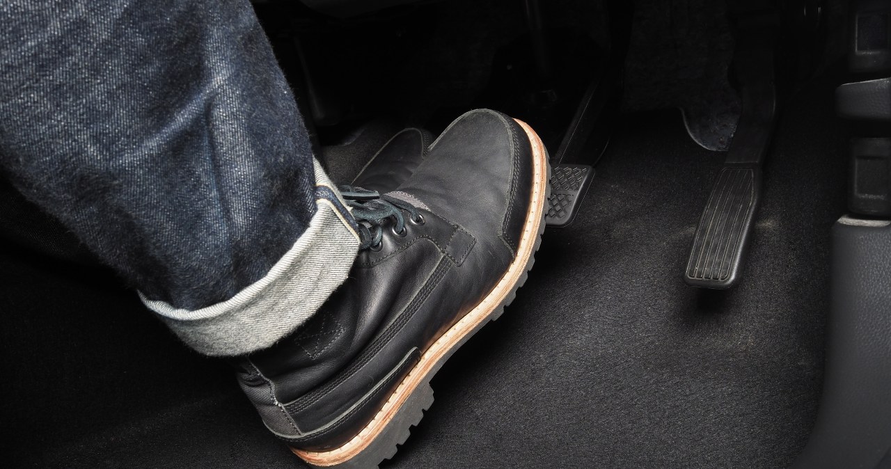 Naciśnij mocniej hamulec stojąc na czerwonym. Może odkryjesz ukrytą funkcję