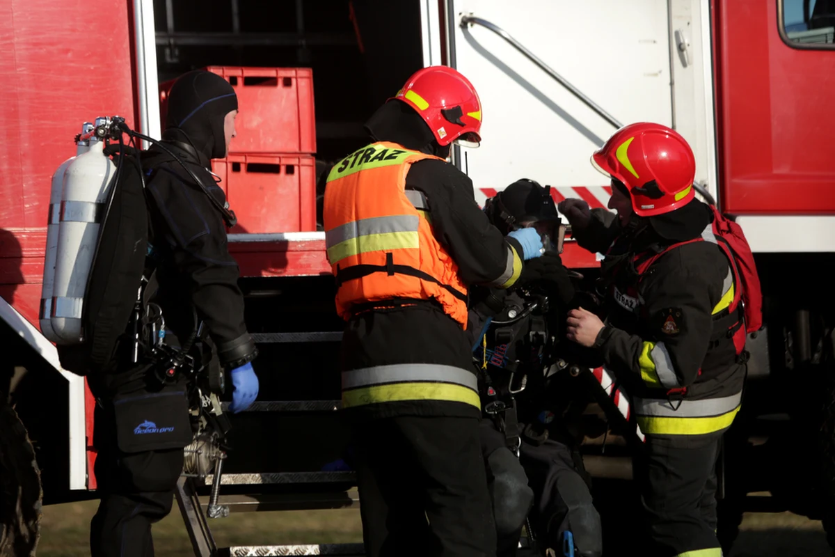 Nie żyją dwie osoby, które były poszukiwane przez nurków w stawie po dawnym żwirowisku w Mostkach niedaleko Nowego Sącza w Małopolsce. W akcji ratowniczo-poszukiwawczej uczestniczyli nurkowie, strażacy i policjanci.