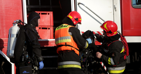 Nie żyją dwie osoby, które były poszukiwane przez nurków w stawie po dawnym żwirowisku w Mostkach niedaleko Nowego Sącza w Małopolsce. W akcji ratowniczo-poszukiwawczej uczestniczyli nurkowie, strażacy i policjanci.