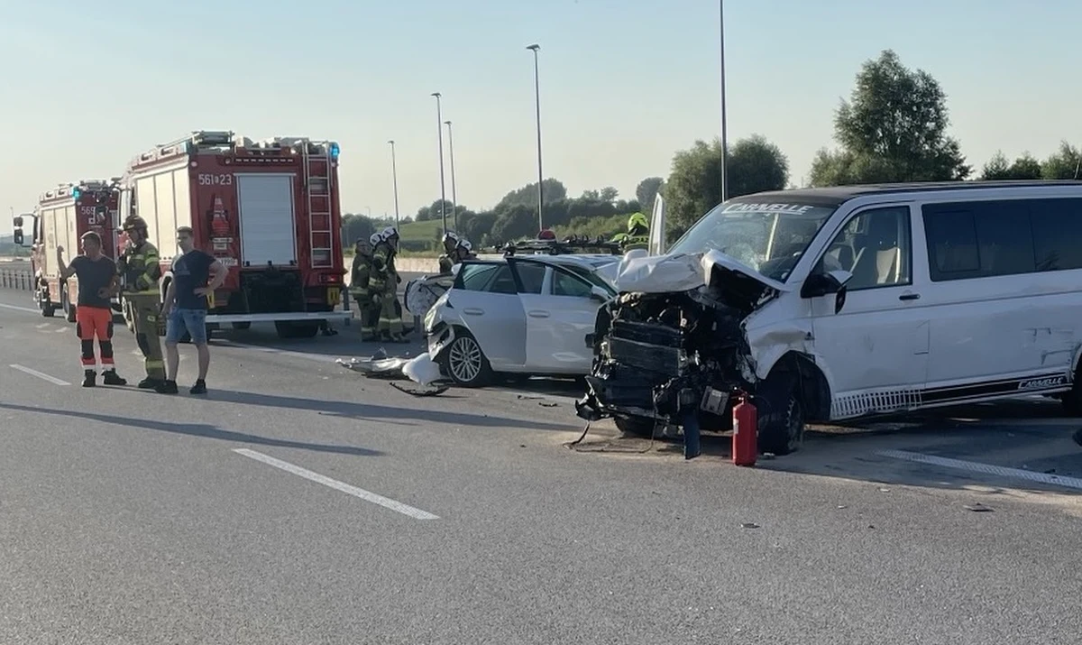 Trzy osoby zostały ranne w wypadku na autostradzie A4 między Brzeskiem a Krakowem. Na wysokości Staniątek zderzyły się trzy auta - utworzył się kilkukilometrowy korek.