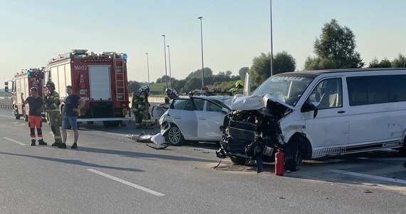 Trzy osoby zostały ranne w wypadku na autostradzie A4 między Brzeskiem a Krakowem. Na wysokości Staniątek zderzyły się trzy auta - utworzył się kilkukilometrowy korek.