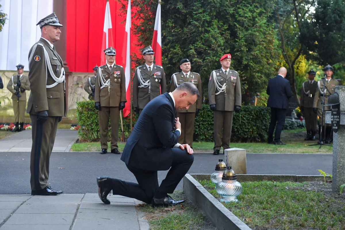 Prezydent Polski Andrzej Duda i szef Ministerstwa Obrony Narodowej Mariusz Błaszczak upamiętnili w 103. rocznicę Bitwy Warszawskiej 1920 roku, na Cmentarzu Wojskowym na Powązkach, żołnierzy poległych w walkach z bolszewikami. "Mogiły są symbolicznym obrazem, jak wielka była determinacja walczących" - mówił prezydent.