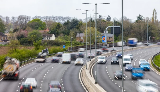 Duży wzrost aut jadących pod prąd na brytyjskich autostradach. Wskazano przyczynę