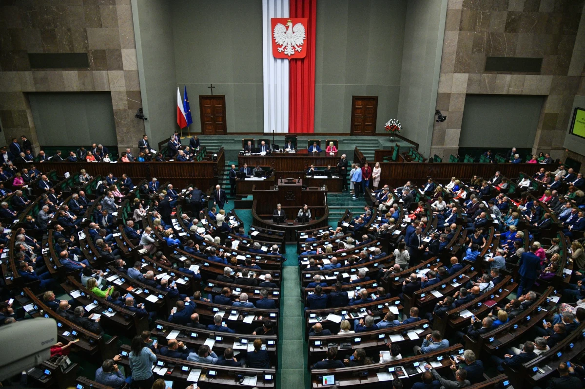 Rząd w poniedziałek skierował do Sejmu wniosek o przeprowadzenie 15 października referendum ogólnokrajowego w sprawach o szczególnym znaczeniu dla państwa. We wniosku jest propozycja czterech pytań zapowiedzianych wcześniej przez polityków PiS.