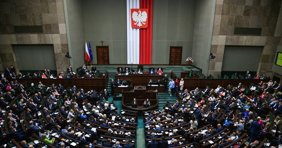 Rząd w poniedziałek skierował do Sejmu wniosek o przeprowadzenie 15 października referendum ogólnokrajowego w sprawach o szczególnym znaczeniu dla państwa. We wniosku jest propozycja czterech pytań zapowiedzianych wcześniej przez polityków PiS.