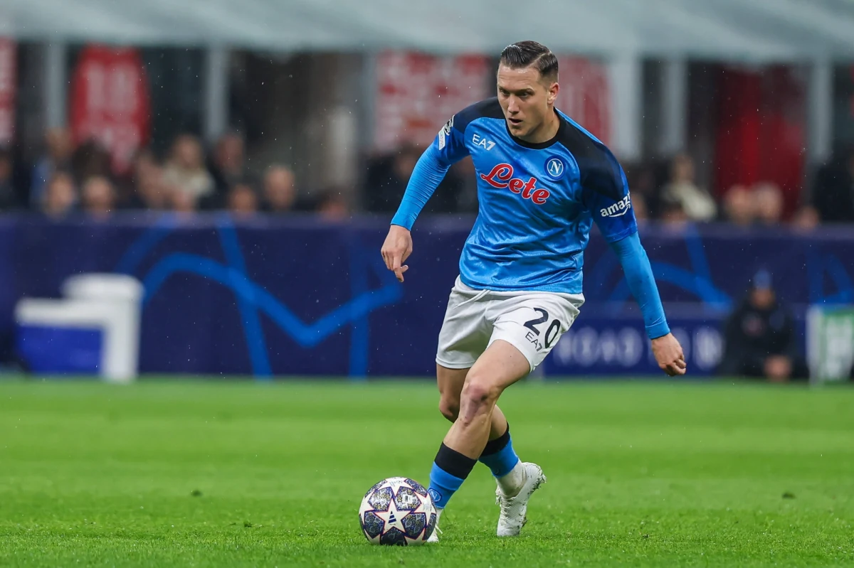 Piotr Zieliński podpisał już kontrakt z saudyjskim klubem Al-Ahli - informuje dziennikarz Ahmed Al-Aljan. Transfer ma zostać ogłoszony najpóźniej w środę.