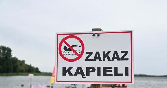 Zakazy wchodzenia do wody do odwołania obowiązują na dwóch popularnych kąpieliskach w centralnej Polsce. Przypominamy o tym w jednym z najcieplejszych jak dotąd dni tegorocznych wakacji. Ostrzeżenia przed upałami obowiązują w większości regionów.
