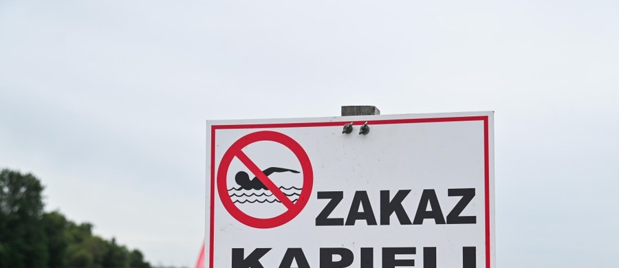 Zakazy wchodzenia do wody do odwołania obowiązują na dwóch popularnych kąpieliskach w centralnej Polsce. Przypominamy o tym w jednym z najcieplejszych jak dotąd dni tegorocznych wakacji. Ostrzeżenia przed upałami obowiązują w większości regionów.