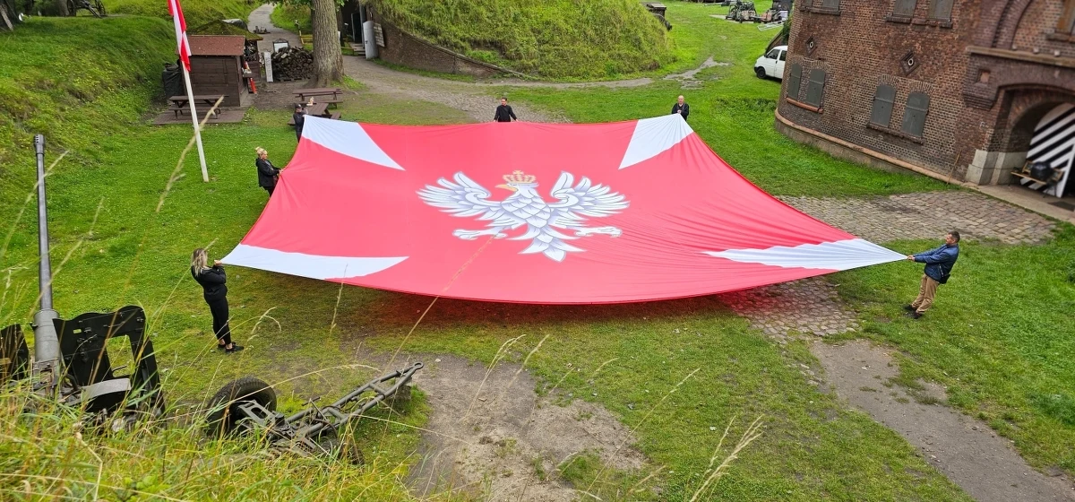 ​Chorągiew Wojska Polskiego o powierzchni blisko 150 m2 zawisła w południe na Latarni Morskiej w Świnoujściu. Powstała dzięki zbiórce społecznej flaga do końca dnia będzie powiewała na wysokości niemal 70 metrów i przypominała o Święcie Wojska Polskiego.