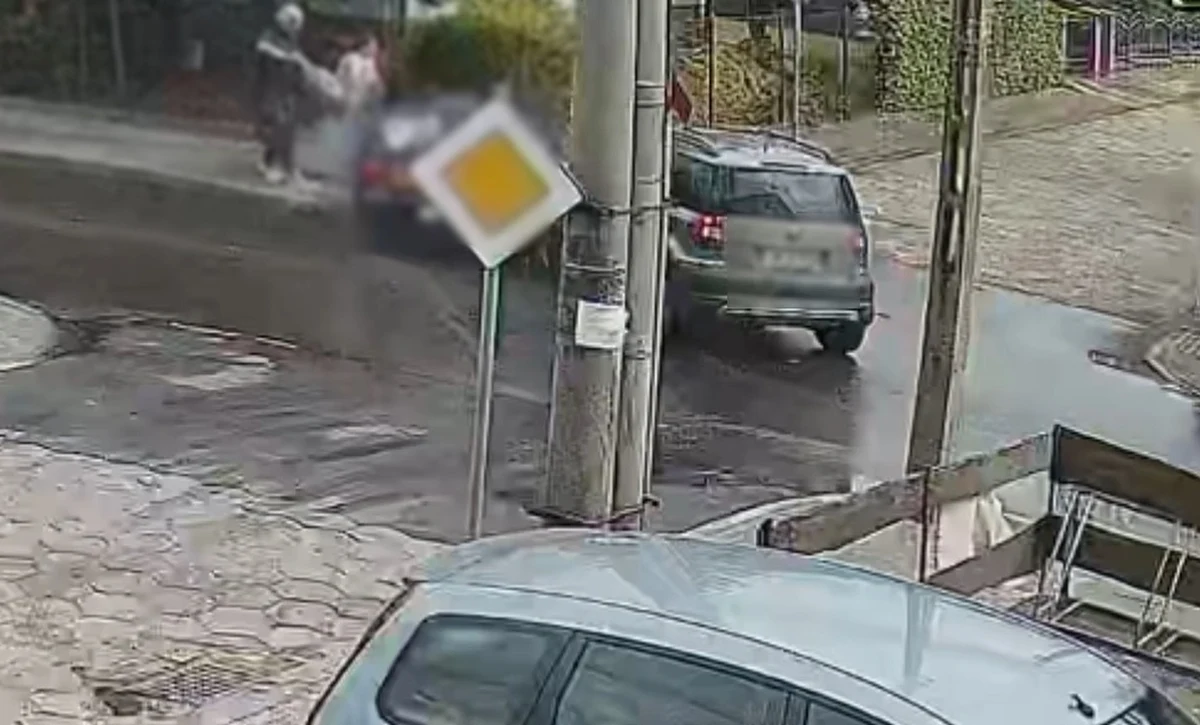 O krok od tragedii w Aleksandrowie Kujawskim. Auto uczestniczące w kolizji wjechało na chodnik, a następnie w wózek spacerowy, w którym znajdowało się 17-miesięczne dziecko. Nagranie z monitoringu udostępnili policjanci.
