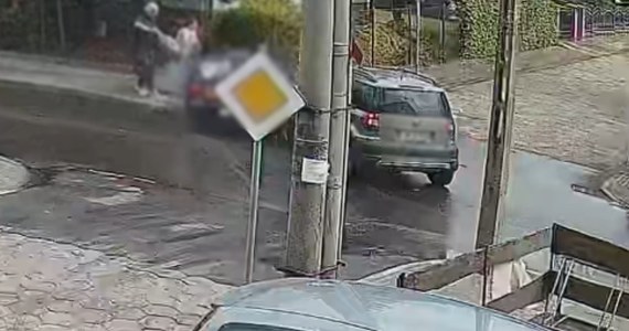 O krok od tragedii w Aleksandrowie Kujawskim. Auto uczestniczące w kolizji wjechało na chodnik, a następnie w wózek spacerowy, w którym znajdowało się 17-miesięczne dziecko. Nagranie z monitoringu udostępnili policjanci.