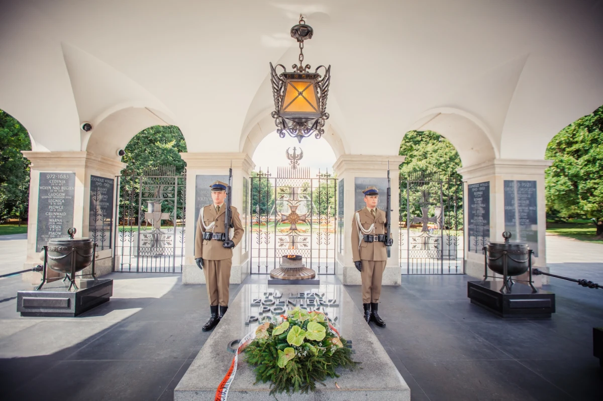 ​W obecności przedstawicieli władz państwowych przed Grobem Nieznanego Żołnierza w Warszawie odbyła się uroczysta zmiana posterunku honorowego. Para prezydencka złożyła wieńce przed Grobem oraz przed pomnikami - marszałka Józefa Piłsudskiego, ofiar katastrofy smoleńskiej i prezydenta Lecha Kaczyńskiego.